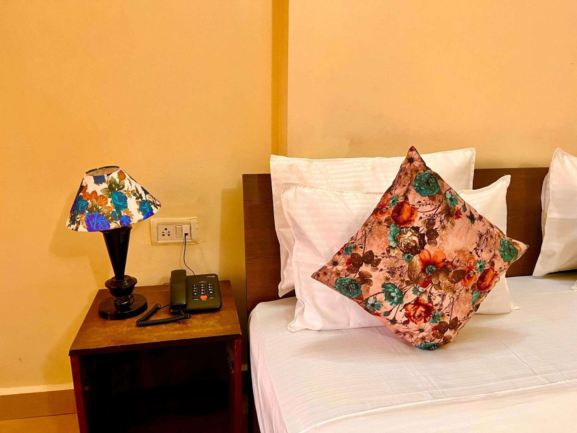 Summer Beach Resort, Goa - #Near Baga Beach #Swimming Pool #Garden #Bar #Lift #Premium Rooms #Property Of The Year #70565-84665 Calangute Eksteriør bilde