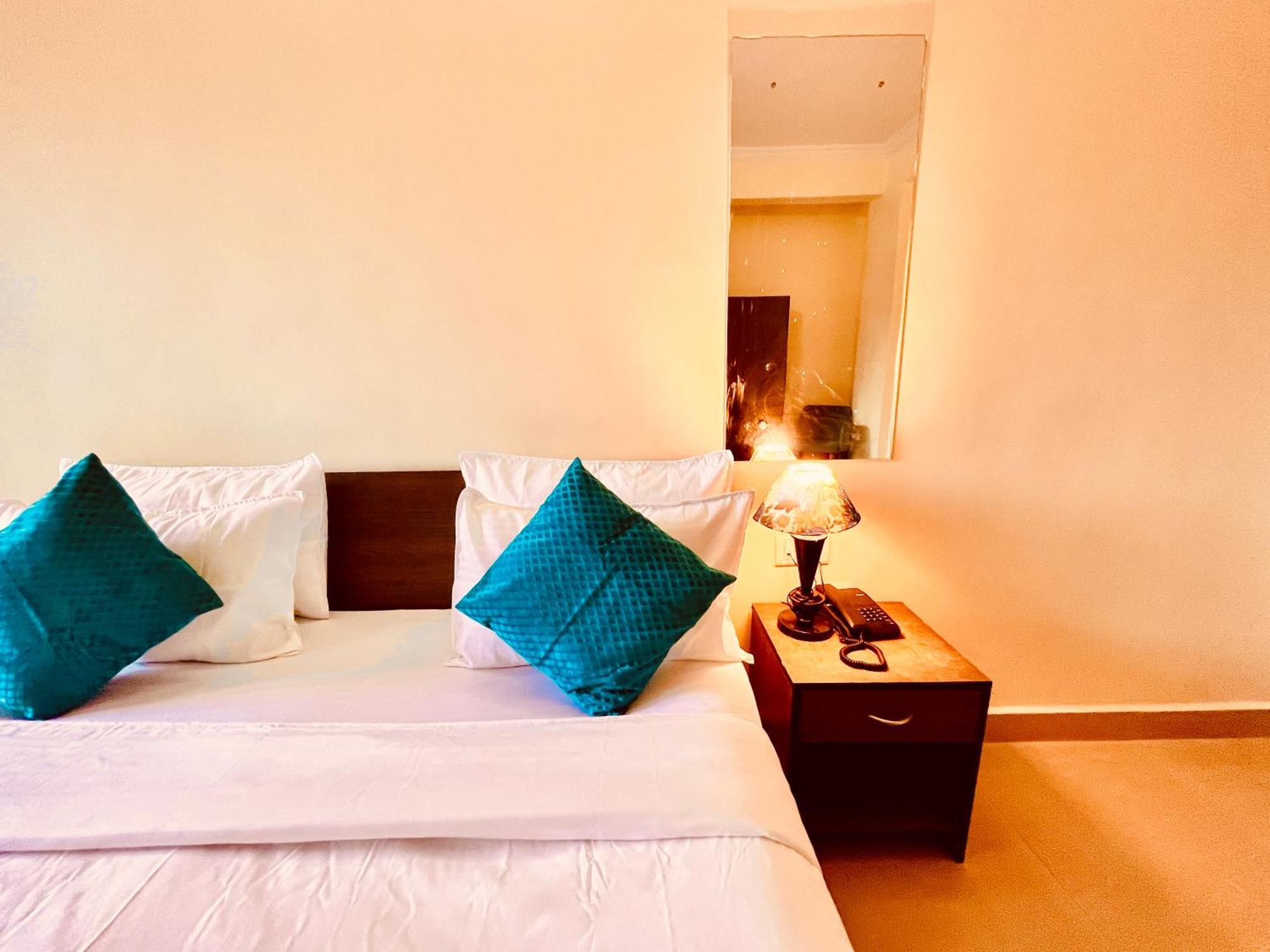 Summer Beach Resort, Goa - #Near Baga Beach #Swimming Pool #Garden #Bar #Lift #Premium Rooms #Property Of The Year #70565-84665 Calangute Eksteriør bilde